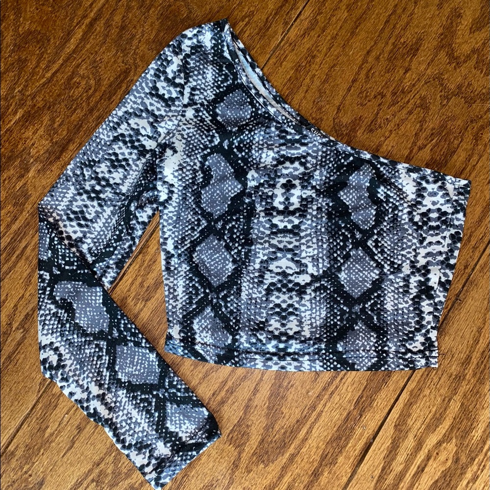One sleeve snake print shirt